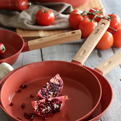 Poêle Ector Induction Aluminium Revêtu Manche En Bois 24 Cm Rouge 5 Poêle Ector Induction Aluminium Revêtu Manche En Bois 24 Cm Rouge – Image 3